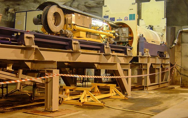 Remotely Burying Machine for Heavy Nuclear Waste Container