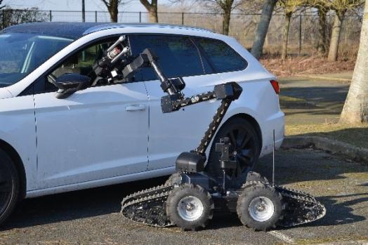ECA-GROUP-UGV-IGUANA-vehicle investigation mission.jpg