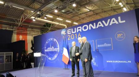 ECA Group receives the Innovation Trophy at the Euronaval tradeshow for “STERNA”, an application for
