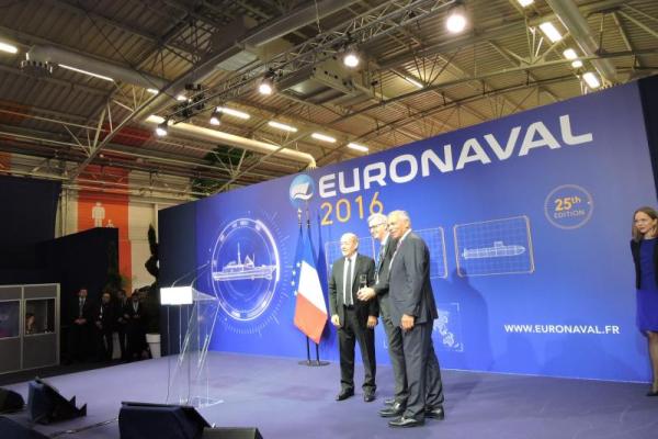 ECA-GROUP-EVENT-EURONAVAL 2016-remise trophe.jpg
